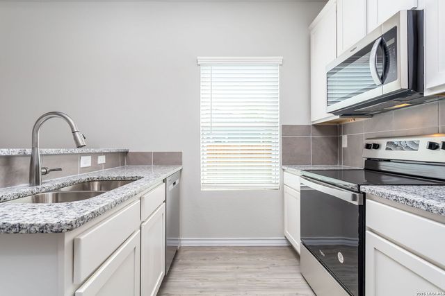 502 Hudson St, Seguin, TX 78155