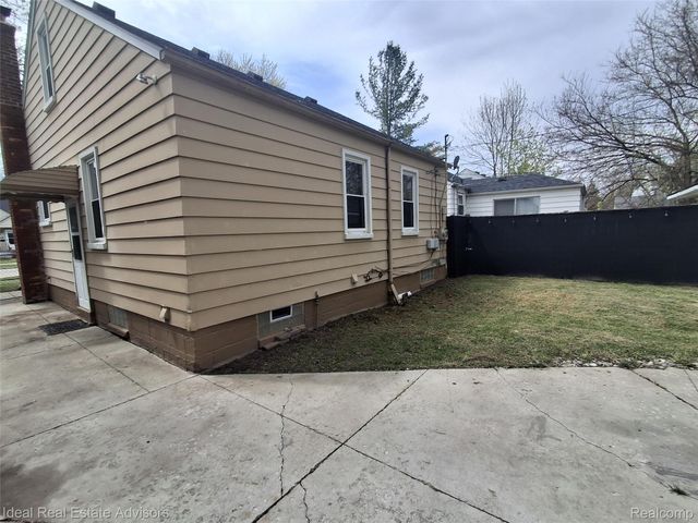 19969 Elkhart Street, Harper Woods, MI 48225