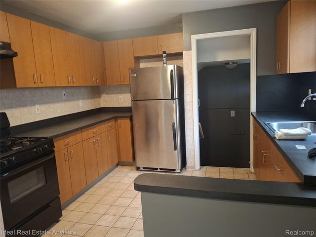 19969 Elkhart Street, Harper Woods, MI 48225