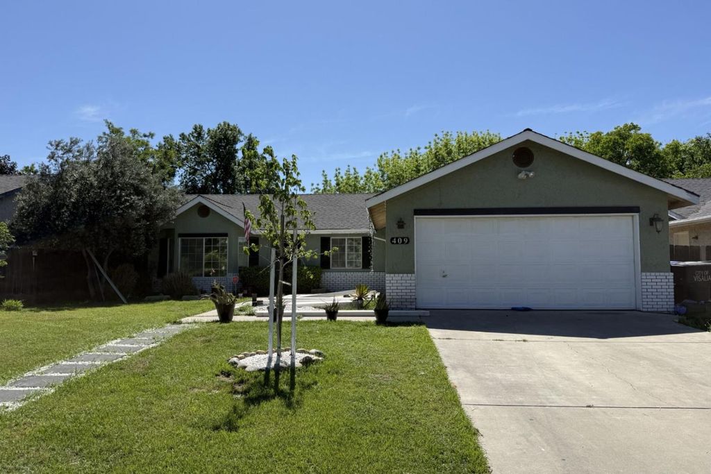 Image 1 of property listing at 409 W Packwood Avenue, Visalia, CA 93277