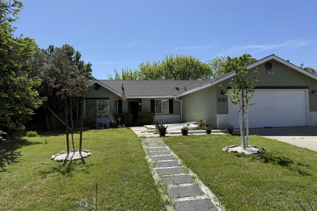 Image 2 of property listing at 409 W Packwood Avenue, Visalia, CA 93277