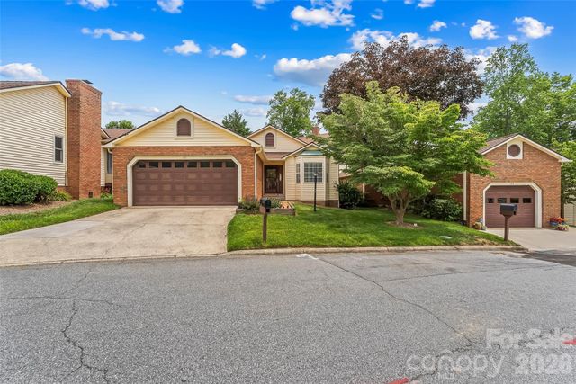 137 Exeter Court, Hendersonville, NC 28791