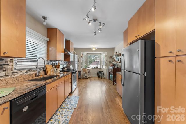 137 Exeter Court, Hendersonville, NC 28791