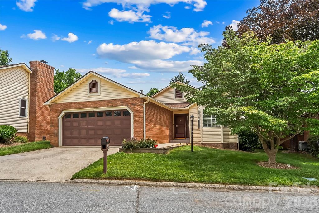 137 Exeter Court, Hendersonville, NC 28791