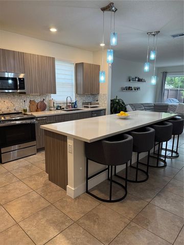 15822 NW 91st Ave, Miami Lakes, FL 33018