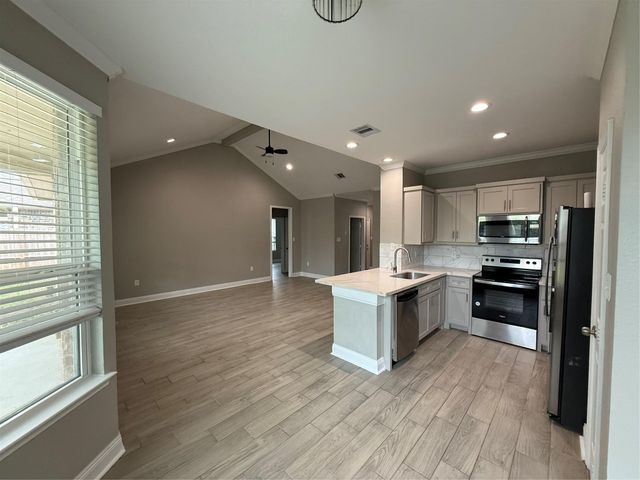 4427 17th St, Bacliff, TX 77518