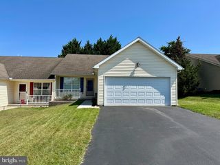 15 LEXINGTON DR, Hanover, PA 17331