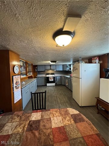 4662 Pearl Road, Cleveland, OH 44109