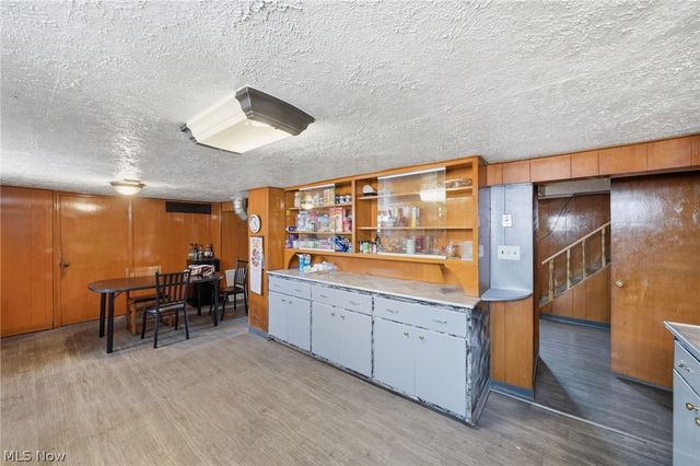 4662 Pearl Road, Cleveland, OH 44109