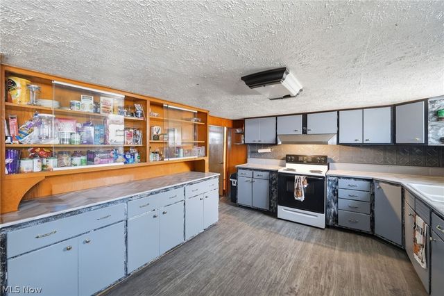 4662 Pearl Road, Cleveland, OH 44109