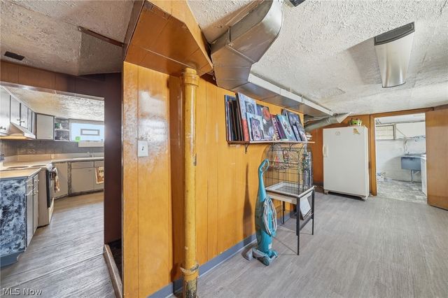 4662 Pearl Road, Cleveland, OH 44109