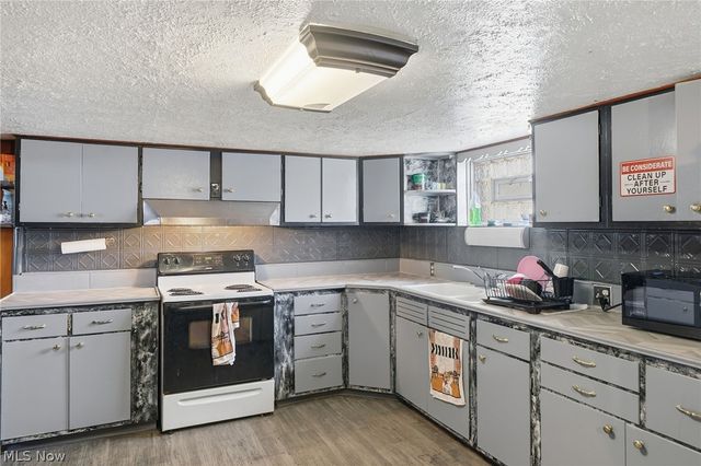 4662 Pearl Road, Cleveland, OH 44109