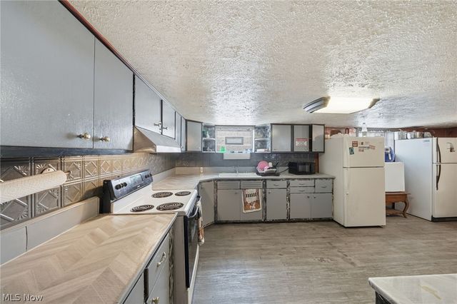 4662 Pearl Road, Cleveland, OH 44109