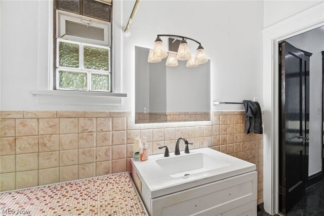 4662 Pearl Road, Cleveland, OH 44109