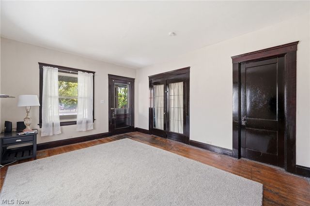 4662 Pearl Road, Cleveland, OH 44109