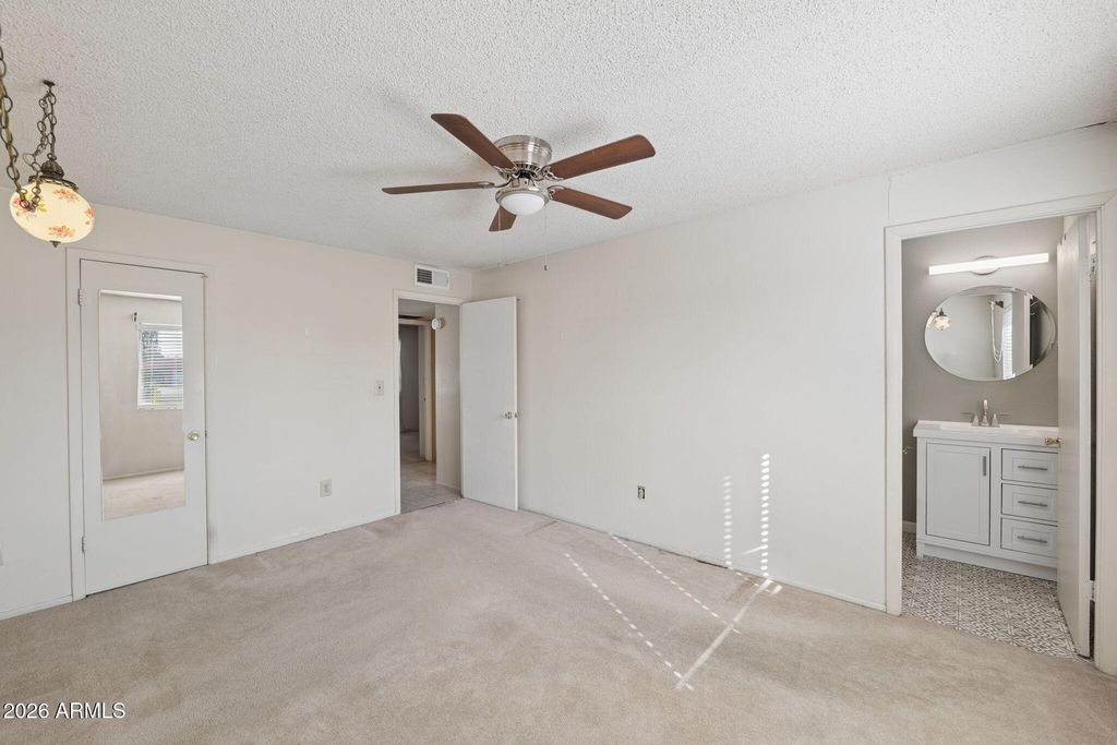 Image 15 of property listing at 4045 W CAMINO ACEQUIA --, Phoenix, AZ 85051