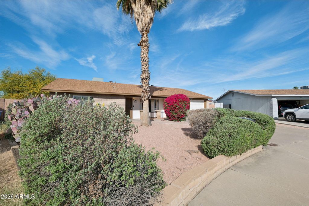 Image 2 of property listing at 4045 W CAMINO ACEQUIA --, Phoenix, AZ 85051