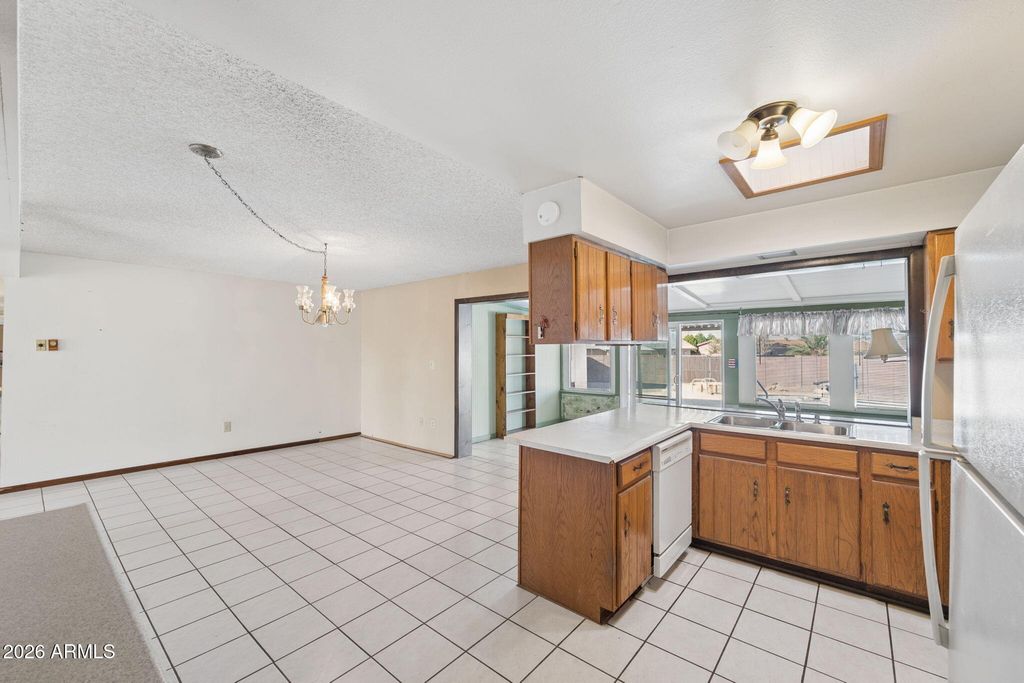 Image 7 of property listing at 4045 W CAMINO ACEQUIA --, Phoenix, AZ 85051