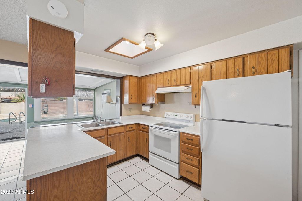 Image 8 of property listing at 4045 W CAMINO ACEQUIA --, Phoenix, AZ 85051