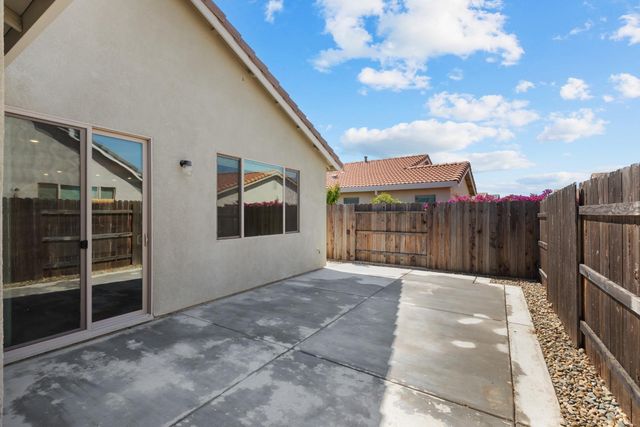 910 Lazy Trail Dr, Rocklin, CA 95765