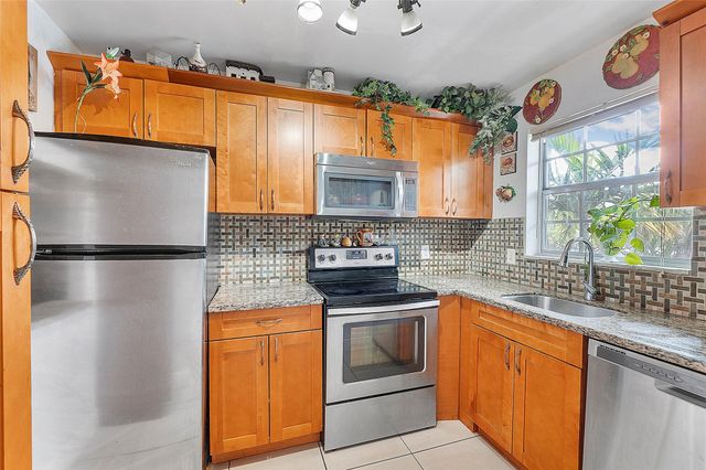 2050 NE 39th Street N202, Lighthouse Point, FL 33064