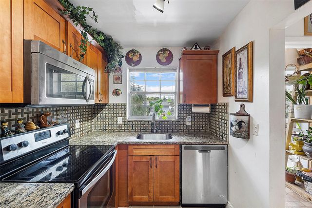 2050 NE 39th Street N202, Lighthouse Point, FL 33064