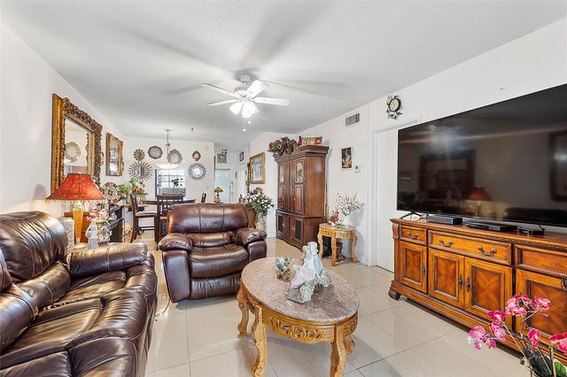 2050 NE 39th Street N202, Lighthouse Point, FL 33064