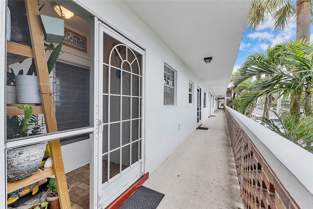 2050 NE 39th Street N202, Lighthouse Point, FL 33064