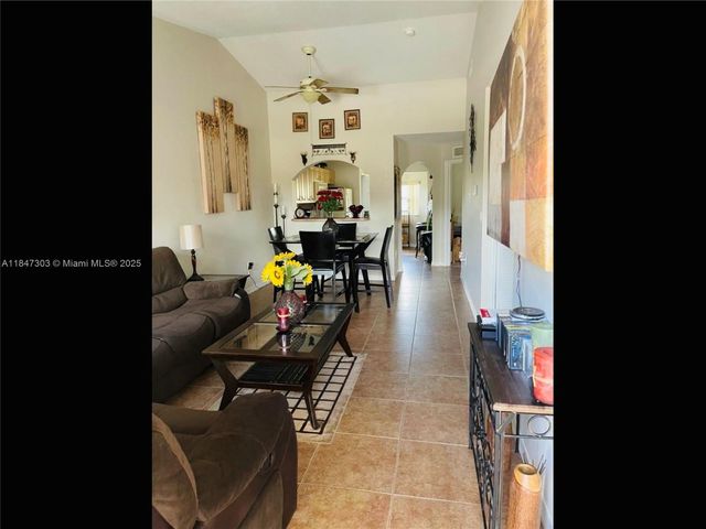 940 NE 34th Ave 203, Homestead, FL 33033