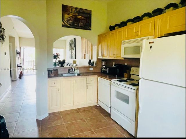 940 NE 34th Ave 203, Homestead, FL 33033