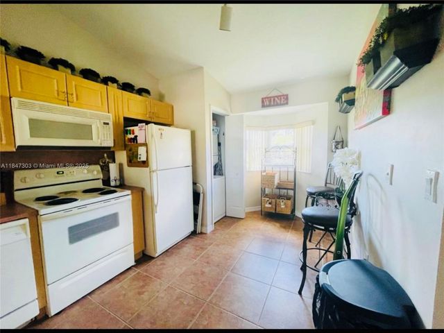 940 NE 34th Ave 203, Homestead, FL 33033