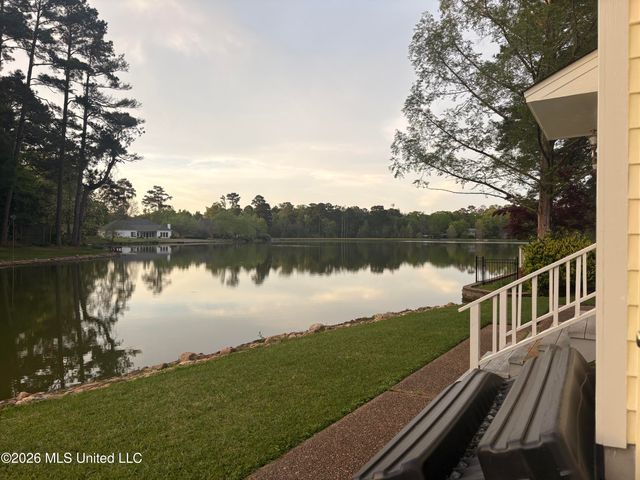 4 Spring Lake Point, Pearl, MS 39208