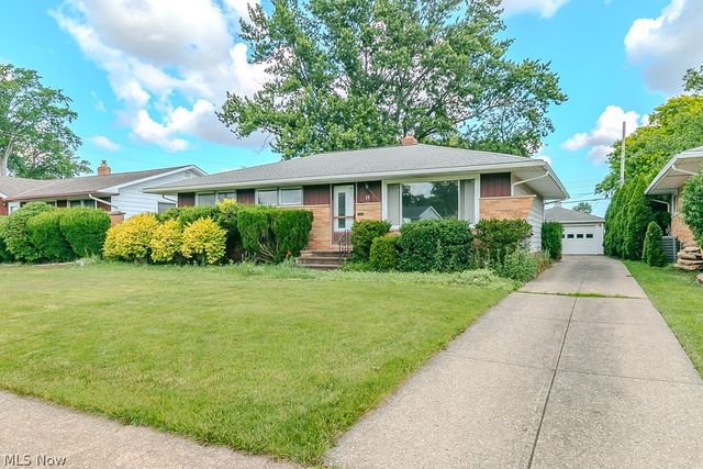 73 E Parkleigh Drive, Seven Hills, OH 44131