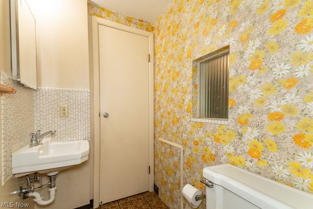 73 E Parkleigh Drive, Seven Hills, OH 44131