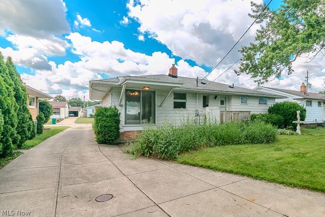 73 E Parkleigh Drive, Seven Hills, OH 44131