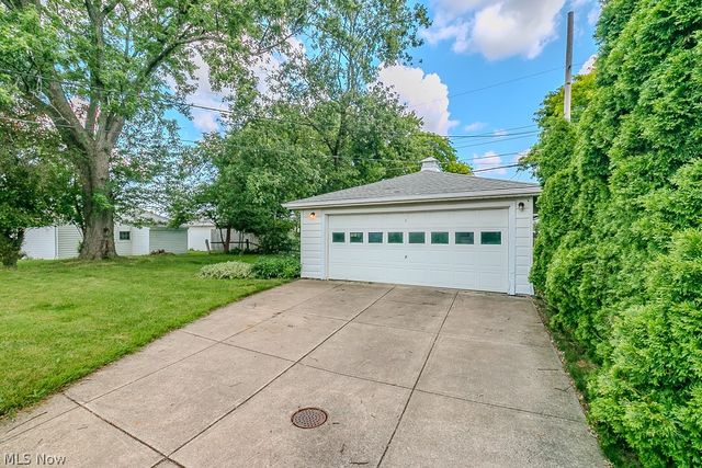 73 E Parkleigh Drive, Seven Hills, OH 44131
