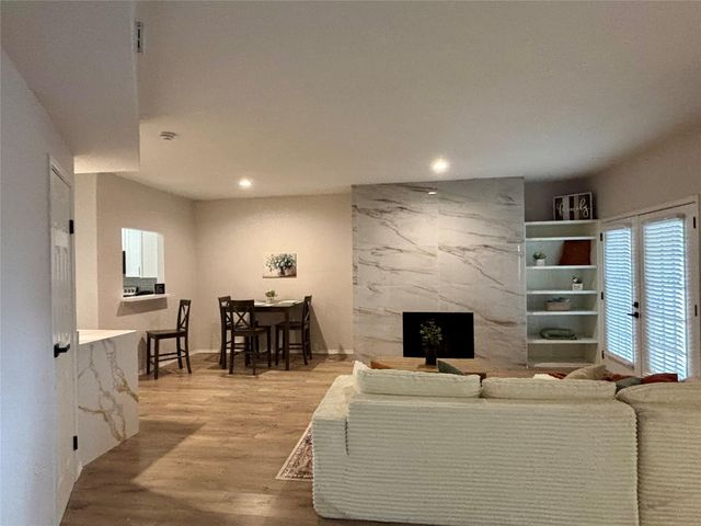 4900 Floyd Street 10, Houston, TX 77007