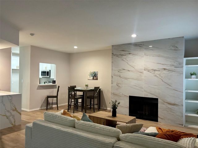 4900 Floyd Street 10, Houston, TX 77007