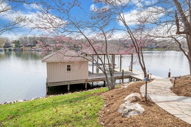 232 Peninsula DR, Moneta, VA 24121