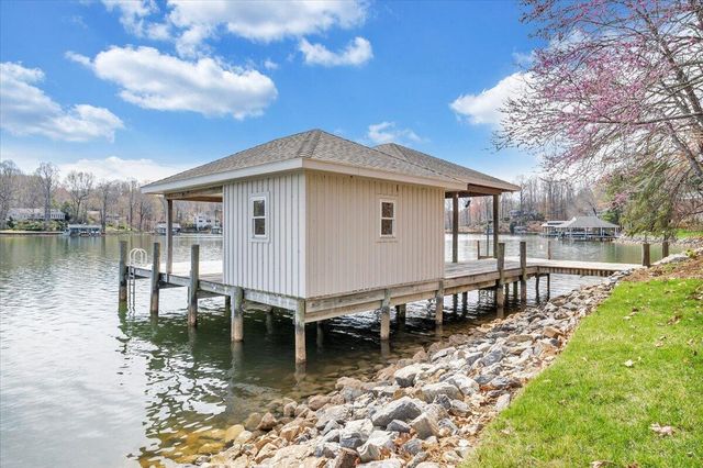 232 Peninsula DR, Moneta, VA 24121