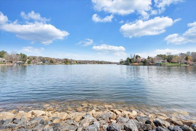 232 Peninsula DR, Moneta, VA 24121