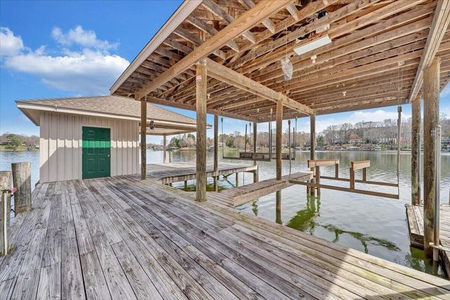 232 Peninsula DR, Moneta, VA 24121