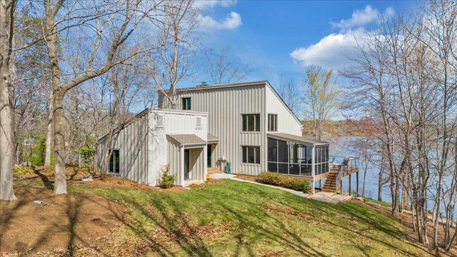 232 Peninsula DR, Moneta, VA 24121