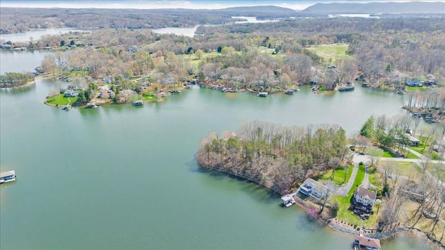 232 Peninsula DR, Moneta, VA 24121