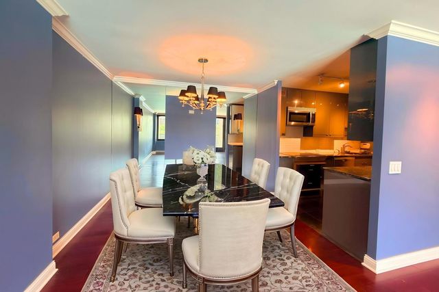 1555 N Sandburg Terrace 305K, Chicago, IL 60610