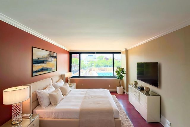 1555 N Sandburg Terrace 305K, Chicago, IL 60610