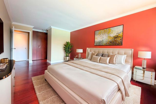 1555 N Sandburg Terrace 305K, Chicago, IL 60610