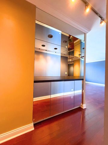 1555 N Sandburg Terrace 305K, Chicago, IL 60610