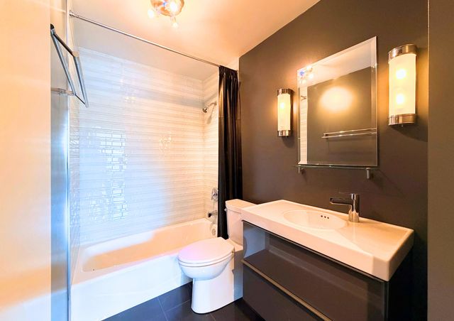 1555 N Sandburg Terrace 305K, Chicago, IL 60610