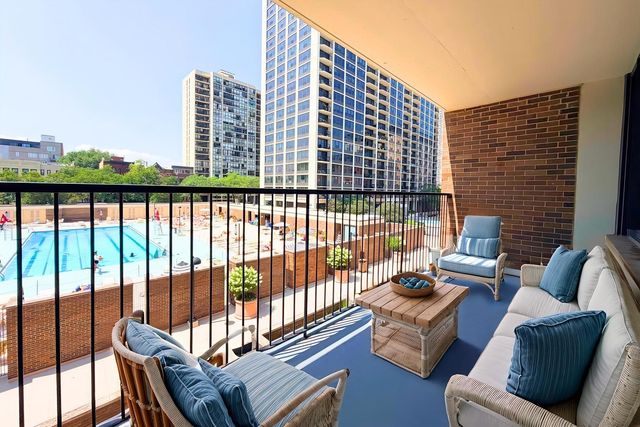 1555 N Sandburg Terrace 305K, Chicago, IL 60610